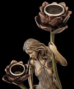 lysestage med nymfe og lotusblomster i bronze-look